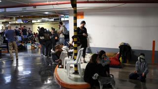 ברחו לחניון בת"א באזעקה ולא הורשו לצאת עד שישלמו