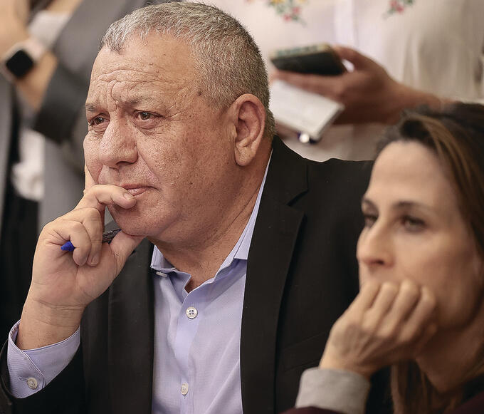 לא הציע לי  כלום. איזנקוט