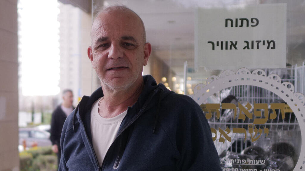"אני חייב לנסות לסייע למי שבכל זאת זקוק לתפילין וטלית או ספר קדושה בימים אלו". חיים ישראל, הבעלים של החנות "תפארת ישראל"