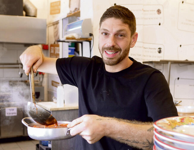 "ביום רגיל בשעה הזו אנשים עומדים בתור, עכשיו בקושי יש פה אנשים". שלום עקיבא, הבעלים של מסעדת "קובה גוטה"