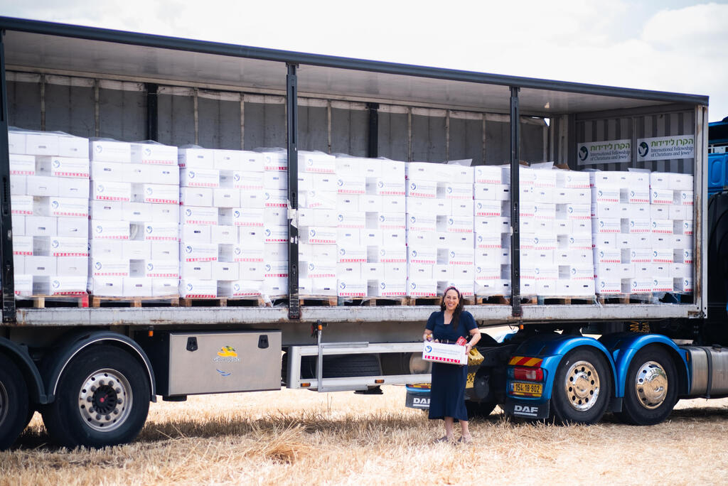 Eckstein delivering medical supplies and food to Druze and Christian communities in Syria (Photo: IFCJ) אקשטיין בהעברת ציוד רפואי ומזון לקהילה הדרוזית והנוצרית בסוריה