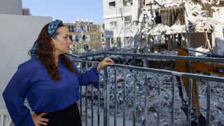 אקשטיין בהריסות בתים בבת ים בעקבות פגיעת טיל איראני במהלך מבצע "עם כלביא"