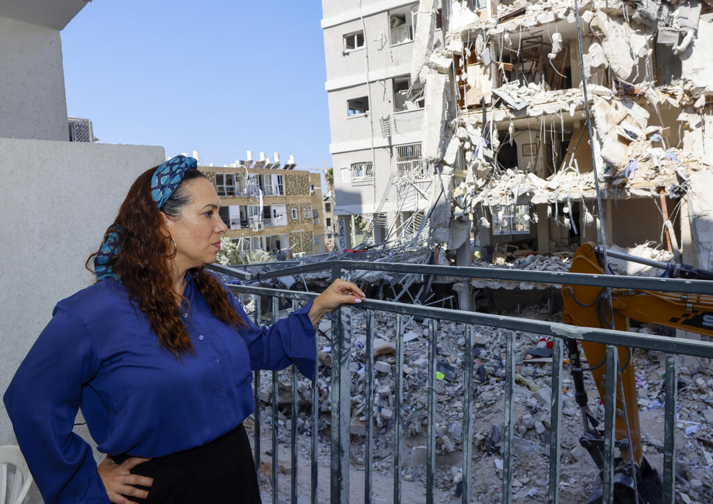 Eckstein among the ruins of homes in Bat Yam after an Iranian missile strike (Photo: Guy Yechiely/ IFCJ) אקשטיין בהריסות בתים בבת ים בעקבות פגיעת טיל איראני במהלך מבצע "עם כלביא"