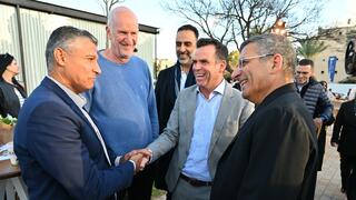  מימין לשמאל: יעקב אטרקצ׳י מנכ״ל ובעלים קבוצת אאורה ישראל, אבי סלמה ראש עיריית נתניה, אלון אלרואי יו״ר מועצת העיר ומשה לארי מנכ״ל בנק מזרחי