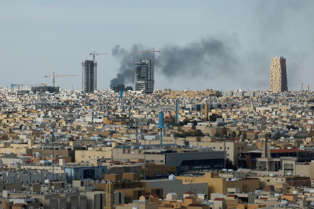 Smoke rises in Riyadh following an Iranian attack, March (Photo: REUTERS/Stringer) ריאד
