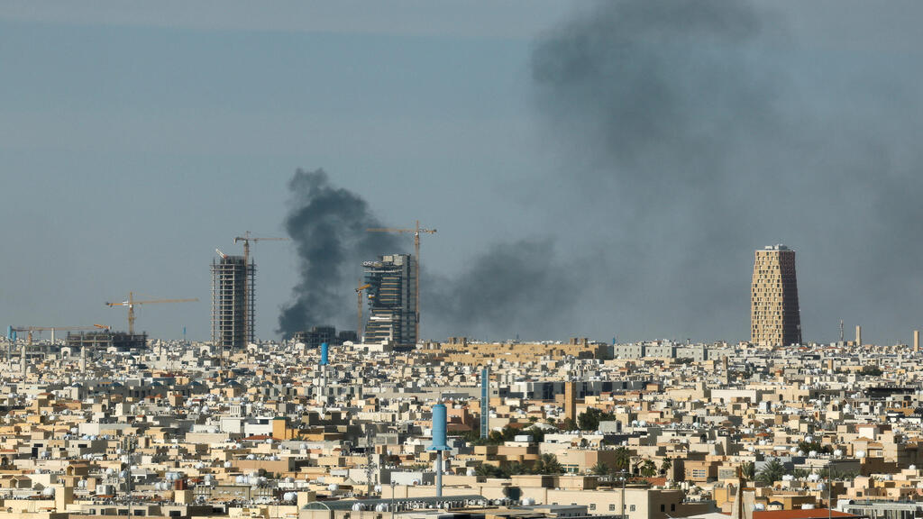 Smoke from Iranian strikes in the heart of the Saudi capital, Riyadh (Photo: REUTERS/Stringer) ריאד
