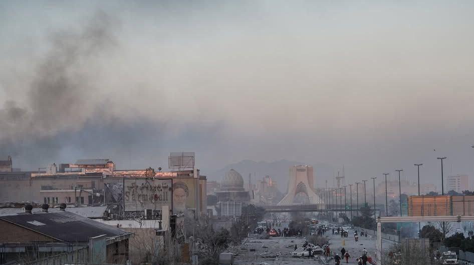 עשן ליד "הסמל" של טהרן