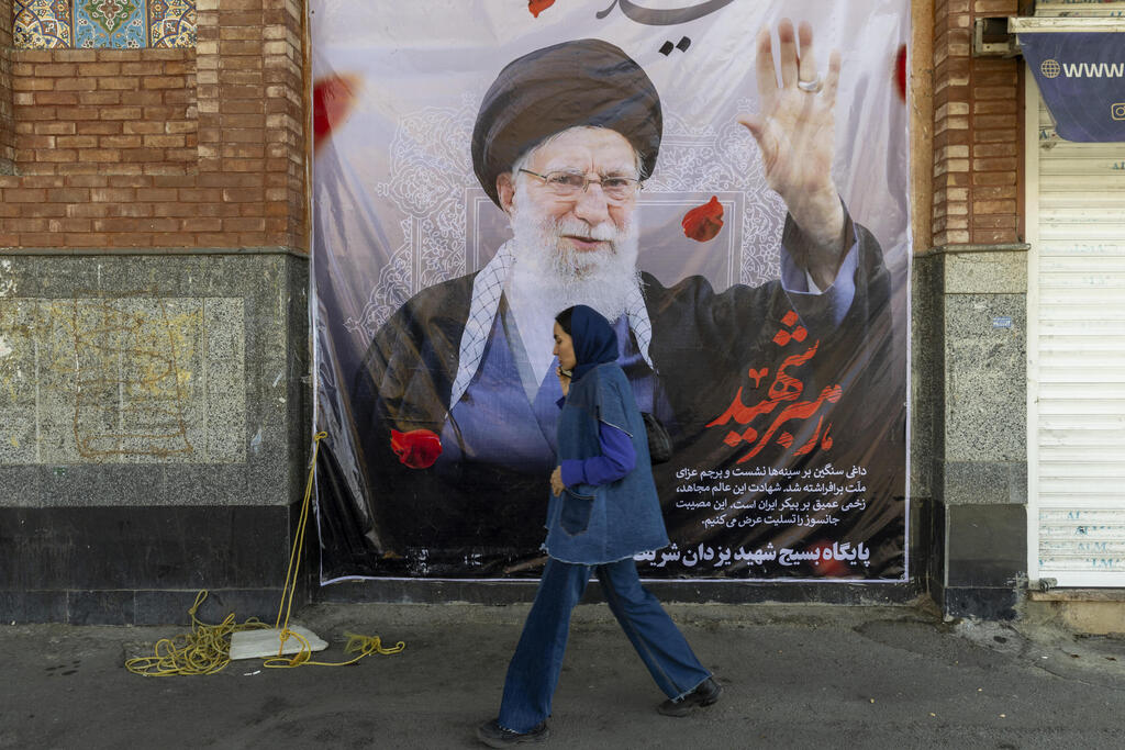 כרזה עם דמותו של עלי חמינאי בטהרן