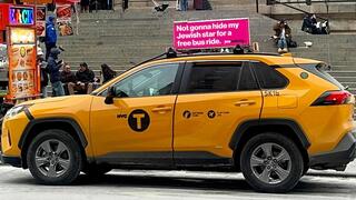 מונית עם שלט נגד אנטישמיות