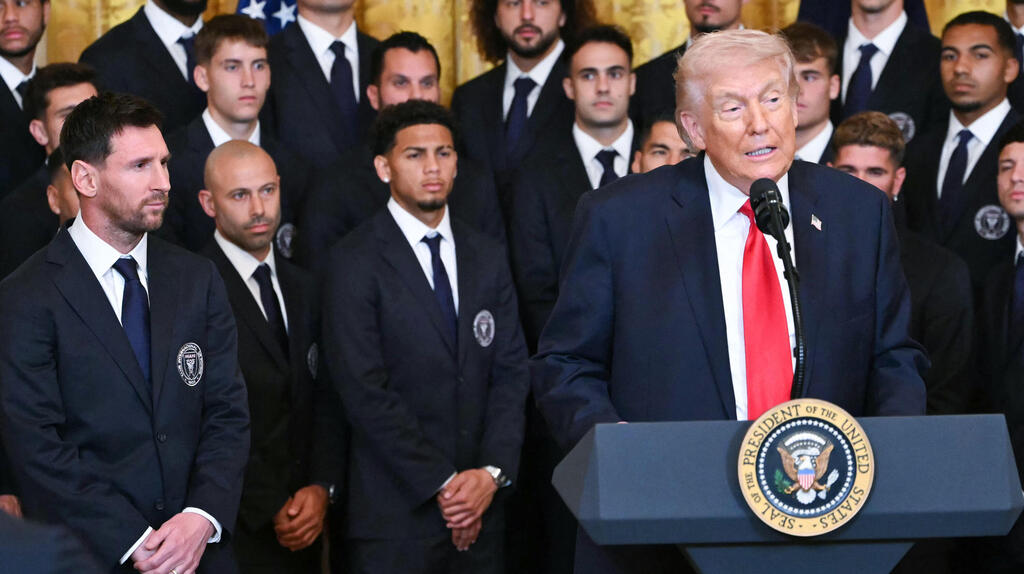 טראמפ מדבר על איראן כשמסי לצידו