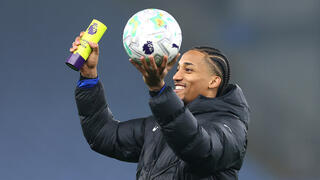 לוקח את הכדור וחוגג את תואר שחקן המשחק. ז'ואאו פדרו