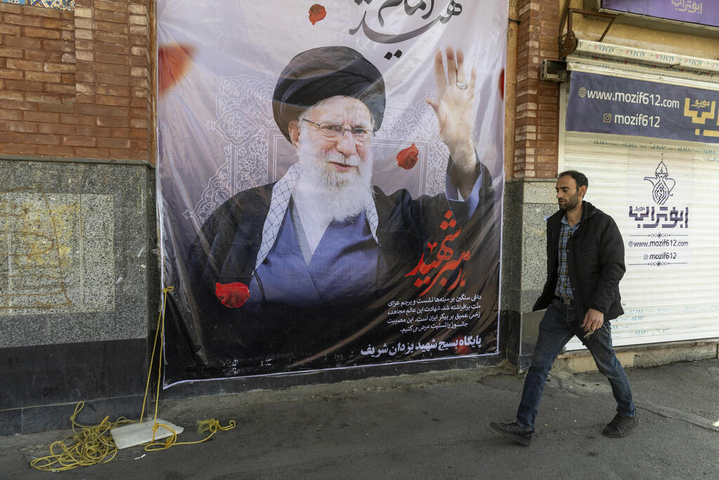 כרזה עם דמותו של עלי חמינאי בטהרן