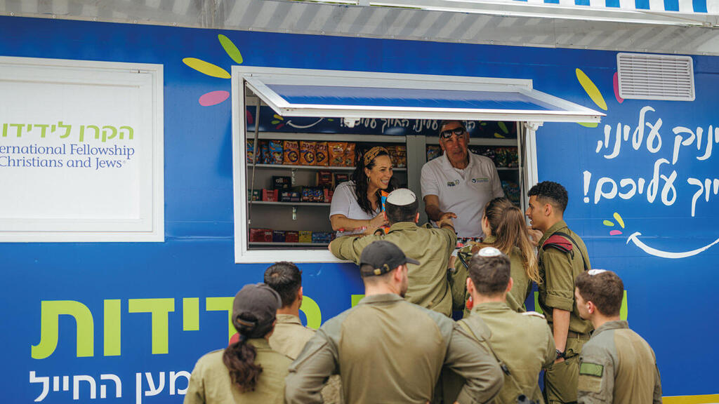 Distributing care packages to IDF soldiers at outposts (Photo: IFCJ) חלוקת פינוקים לחיילי צהל במוצבים