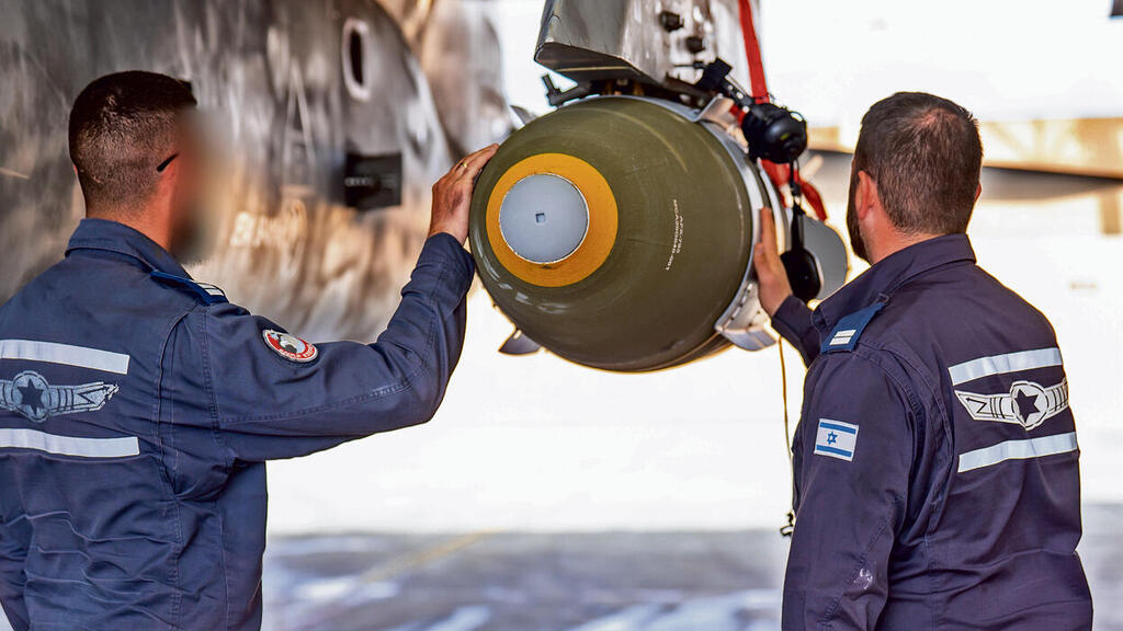 סגן ב' (מימין) וסרן י'. "פעולות חיוניות אנחנו מבצעים גם באזעקות. אני לא חושב שהציבור מבין באיזו אופרציה מטורפת מדובר" | צילום: דובר צה"ל