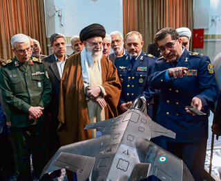 עלי חמינאי בפברואר 2025 , עם שר ההגנה עזיז נאסר זאדה )שני מימין( שחוסל עימו והרמטכ"ל מוחמד באקרי (משמאל), שחוסל ביוני. התרחיש האפוקליפטי עבורם התממש | צילום: אי-פי