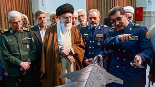 עלי חמינאי בפברואר 2025 , עם שר ההגנה עזיז נאסר זאדה )שני מימין( שחוסל עימו והרמטכ"ל מוחמד באקרי (משמאל), שחוסל ביוני. התרחיש האפוקליפטי עבורם התממש | צילום: אי-פי