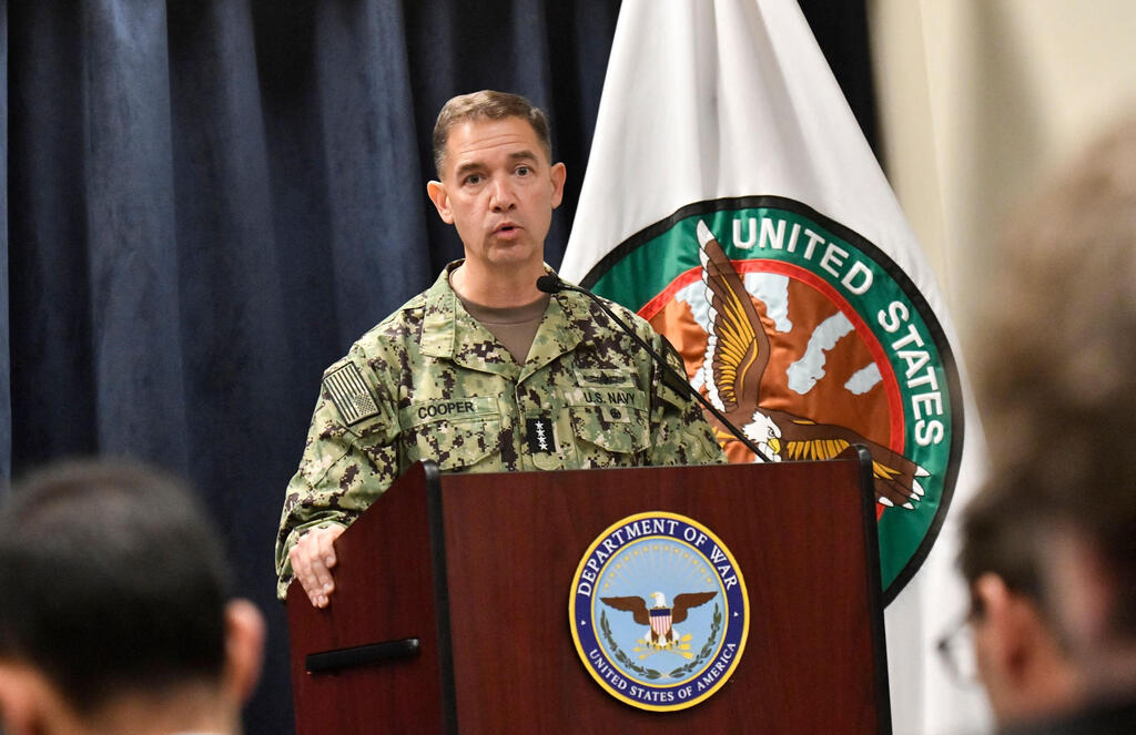 US Navy Adm. Brad Cooper (Photo: Octavio Jones/AFP) אדמירל בראד קופר, מפקד פיקוד המרכז של צבא ארצות הברית