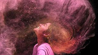 נערה חוגגת בפסטיבל הולי הודו 2026