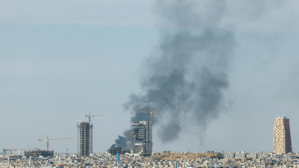 עשן מיתמר לאחר תקיפה איראנית בסעודיה