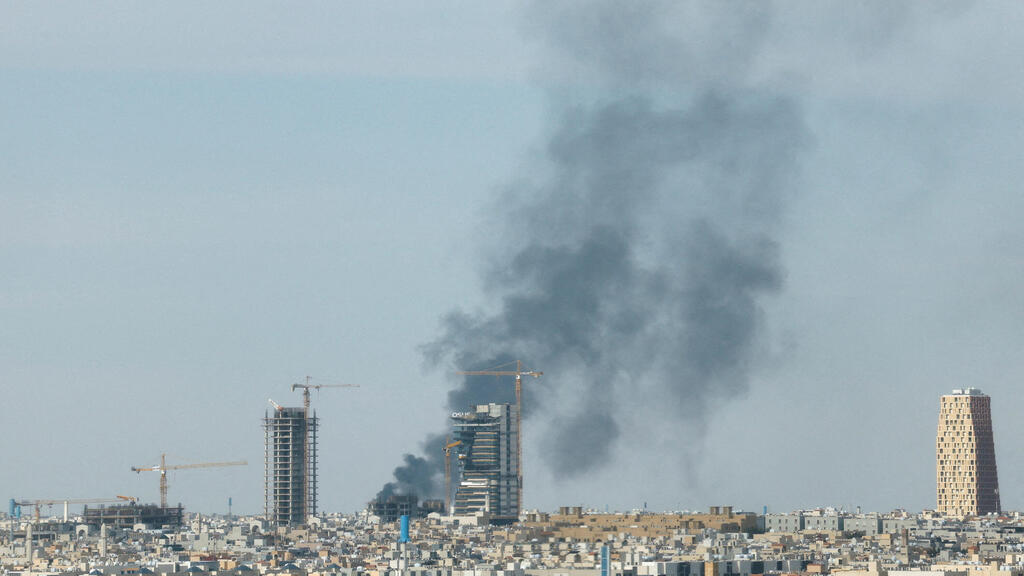 עשן מיתמר לאחר תקיפה איראנית בסעודיה