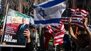 תמיכה בעלייתו לשלטון של רזא פהלווי, בישראל ובארצות הברית, מחוץ לקונסוליה הישראלית בלוס אנג'לס