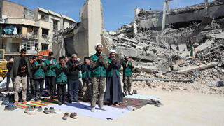 אנשי בסיג' מתפללים טהרן איראן