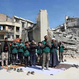 אנשי בסיג' מתפללים טהרן איראן