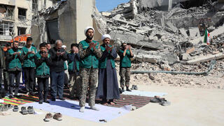 אנשי בסיג' מתפללים טהרן איראן