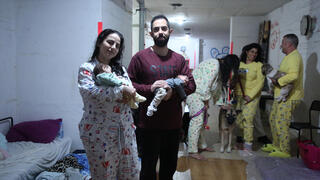 יורדים 12 קומות למקלט ברגל עם שני תינוקות