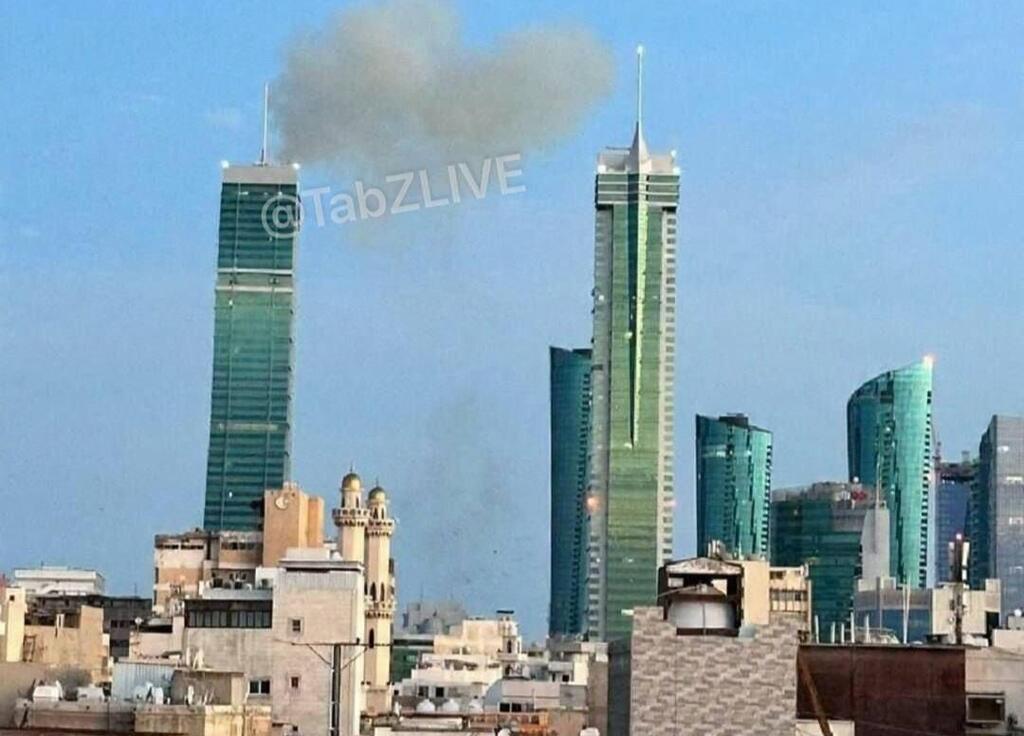 מתקפה איראנית על המגדל הגבוה בנמל הפיננסי של בחריין במנאמה, שבו שוכנת שגרירות ישראל