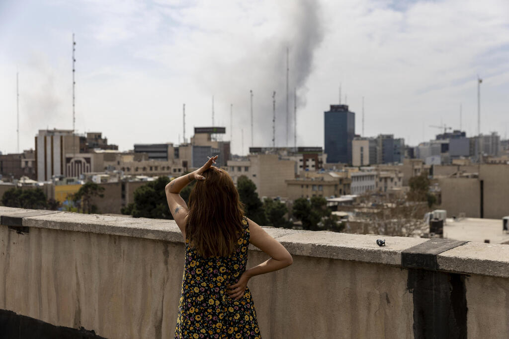 אישה צופה בתקיפה ב טהרן איראן