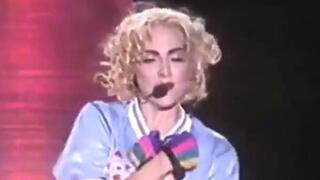 מדונה לבושה בחולצה של סלטה ויגו בהופעה