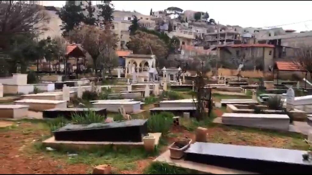 הבור שחפרו חיילי הקומנדו הישראלים בבית הקברות בחיפוש אחר שרידי רון ארד