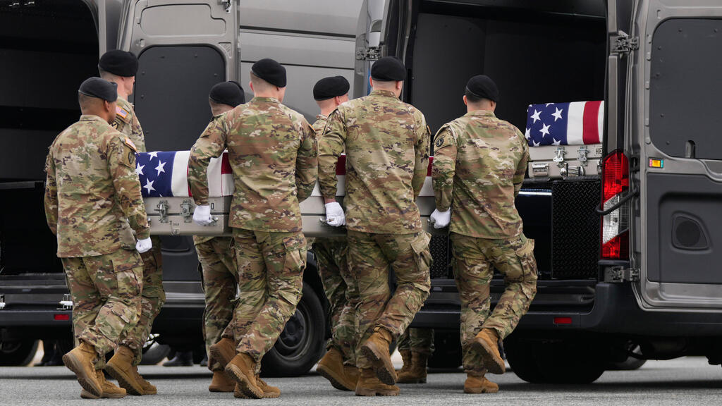 Ceremony to honor the fallen US military in March. The war also took a heavy toll on ground forces (Photo: Mark Schiefelbein/AP) טקס קבלת חללי צבא ארה"ב
