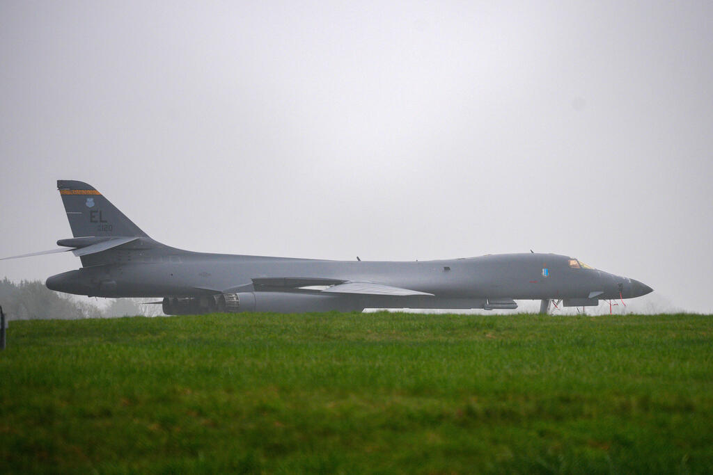 מטוס מפציץ רוקוול B-1 לנסר בבסיס בפיירפורד, בריטניה