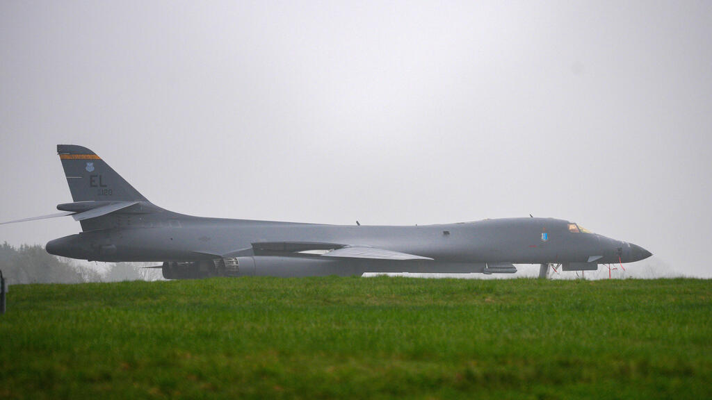 מטוס מפציץ רוקוול B-1 לנסר בבסיס בפיירפורד, בריטניה