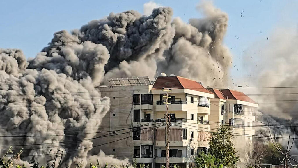 IDF strikes in Lebanon (Photo: Kawnat Haju/ AFP) תקיפות צה"ל בצור