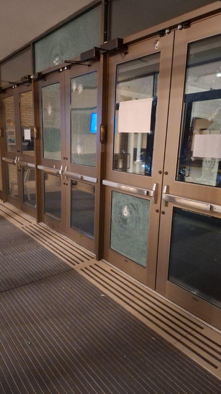 Bullet holes at the entrance to a Toronto synagogue סימני הירי בכניסה לאחד מבתי הכנסת