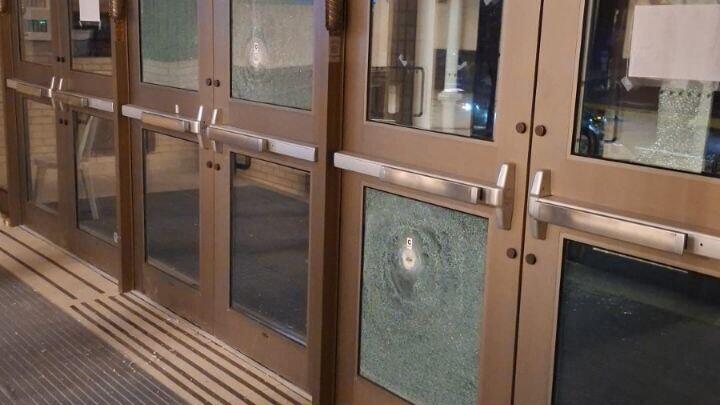 סימני הירי בכניסה לאחד מבתי הכנסת    