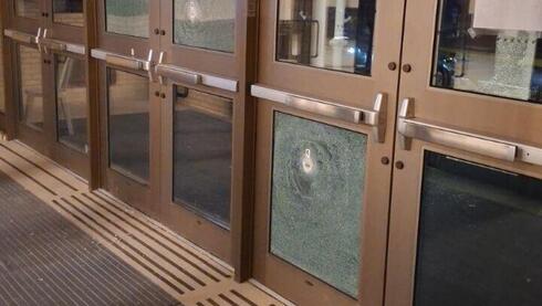 סימני הירי בכניסה לאחד מבתי הכנסת    