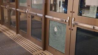 סימני הירי בכניסה לאחד מבתי הכנסת    