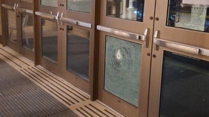 סימני הירי בכניסה לאחד מבתי הכנסת    