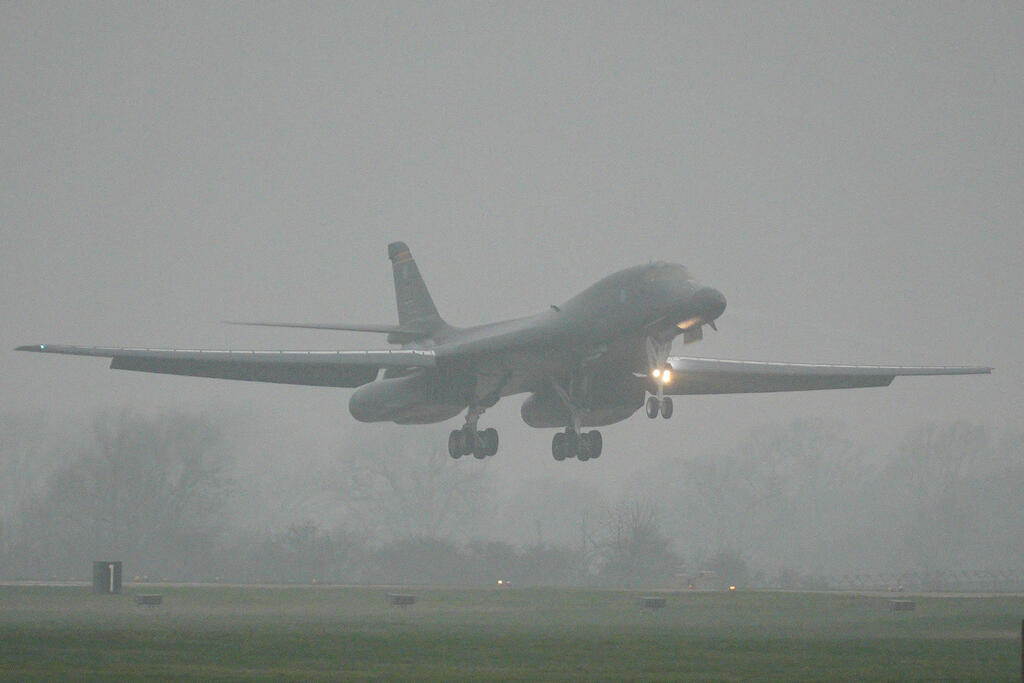 מטוס מפציץ רוקוול B-1 לנסר בבסיס בפיירפורד, בריטניה