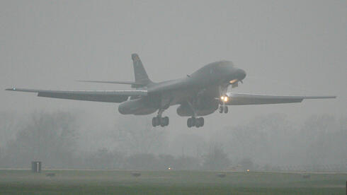 מטוס מפציץ רוקוול B-1 לנסר בבסיס בפיירפורד, בריטניה