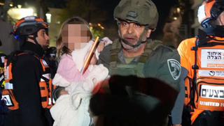 רס"ב דוד רצאבי עם הילדה שחילץ