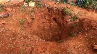 הבור שחפרו חיילי הקומנדו הישראלים בבית הקברות בחיפוש אחר שרידי רון ארד