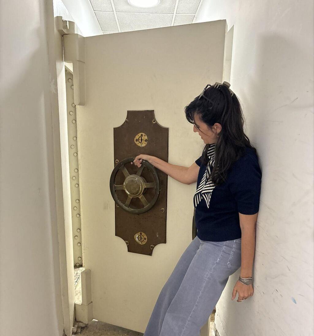 The massive vault brought from Ethiopia הכספת הענקית שהובאה מאתיופיה