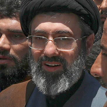 ארמון משפחת המלוכה הסמוך לבניין ובו הדירות של חמינאי