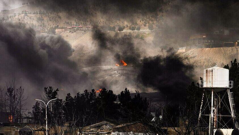 עשן שחור בשמיים לאחר תקיפת מאגרי הנפט באיראן