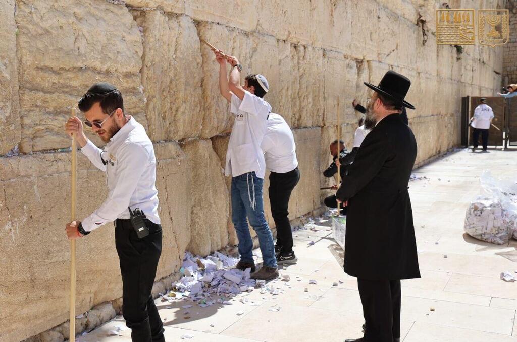 פינוי הפתקים מהכותל